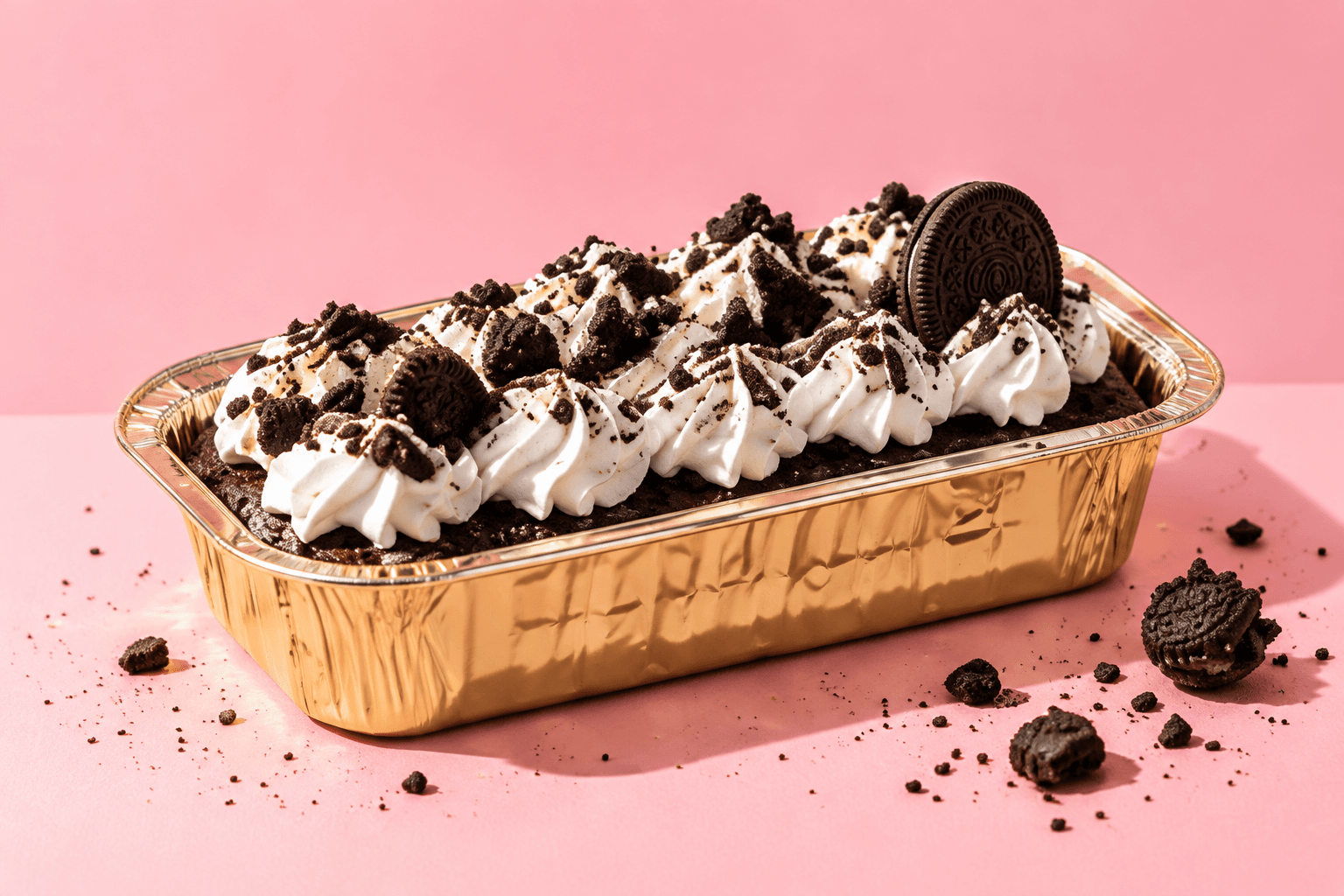 Cake Bar Solly : gâteau gourmand aux brisures d'Oreo dans son moule doré