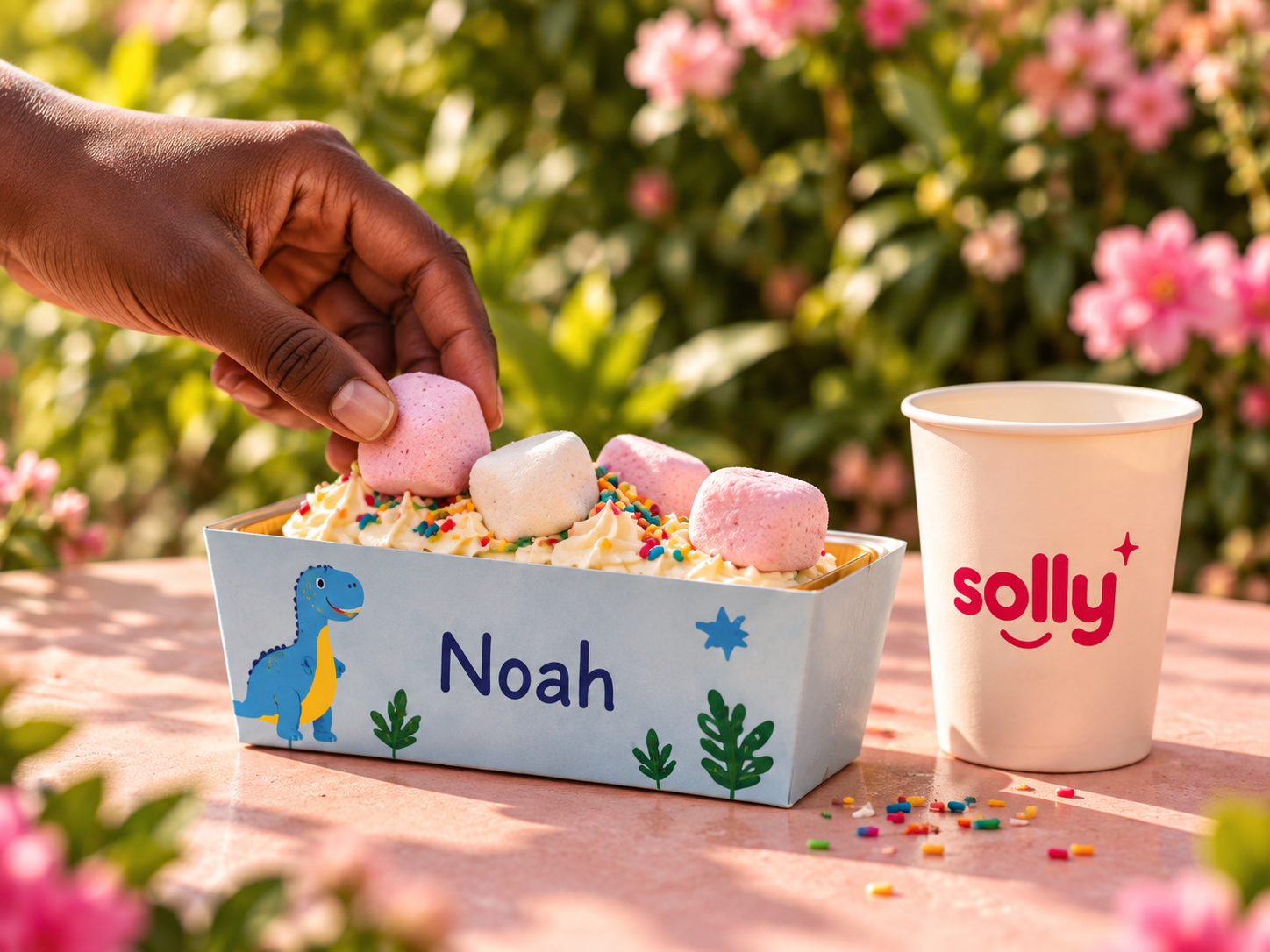 Contenants personnalisés Noah avec gâteau et gobelet Solly